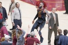 LeBron sintió que volvió a ser niño jugando en casa