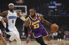 LeBron y Doncic siguen dominando votaciones
