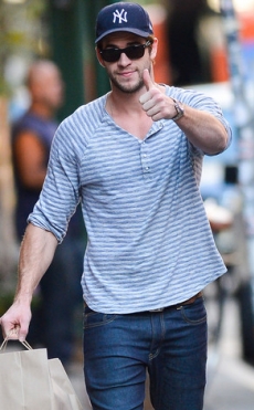 Liam Hemsworth es visto en el cine junto a una nueva chica…