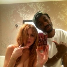 Lindsay Lohan publicó una selfie en topless desde Cannes.