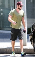 Los amigos de Liam Hemsworth le piden que se aleje de Miley Cyrus