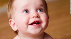 Los bebés de 7 meses responden a cualquier idioma por igual.
