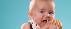 Los bebes mas adorables prueban limón por primera vez.