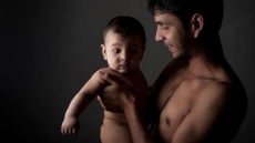 Los hombres con testículos pequeños, mejores padres