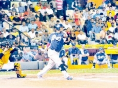 Los Tigres vencen a las Águilas y asumen el liderato del torneo