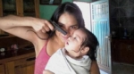 Madre apunta con una pistola a su beba y sube la foto a Facebook