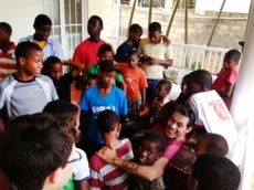 Marc Anthony visita a los niños del orfanato Niños de Cristo en La Romana