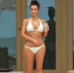 ¡Más fotos! Kim Kardashian luce bikinazo en sexy selfie desde México