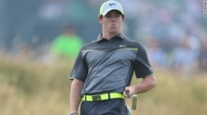 McIlroy se destaca en el Abierto Británico; Tiger Woods pasa con apuros.