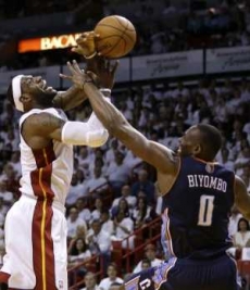 Miami arranca playoffs con victoria