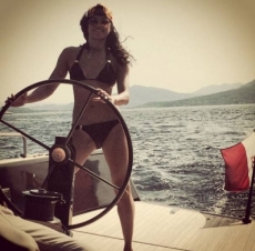 Michelle Rodriguez olvida su romance lésbico con sexy bikini