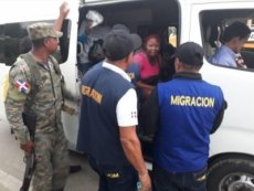 Migración detiene extranjeros en Santiago