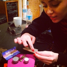 Miley Cyrus arma un cigarro de marihuana y graba un cover de The Beatles