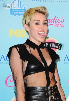 Miley Cyrus canta desnuda en nuevo video