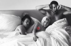 Miley Cyrus, desnuda y en la cama ¡con dos hombres