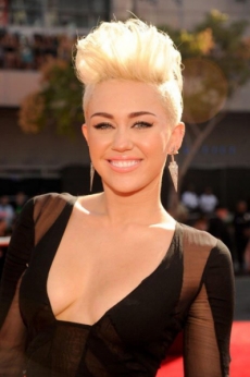 Miley Cyrus desprecia consejo de Sinead O'Connor