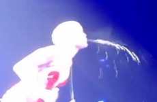 Miley Cyrus le escupe a sus fans