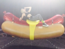 Miley Cyrus mostró nuevas y controversiales imágenes de lo que veremos en su Bangerz Tour