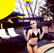 Miley Cyrus muestra su amor con sexy bikini