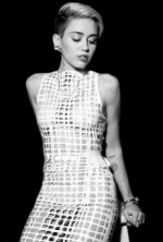 Miley Cyrus muestra sus pechos parcialmente en la revista Notion
