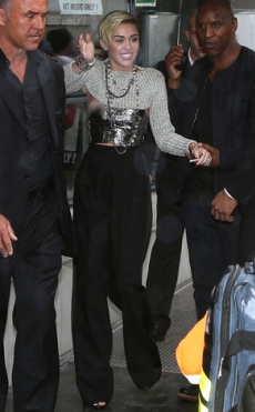 Miley Cyrus muestra un pezón durante su paso por París