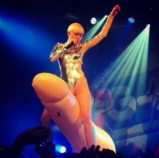 Miley Cyrus practicó sexo oral en un show y jugó con un