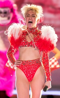 Miley Cyrus preferiría “ahogarse con su propia lengua” que hacer el papel de Campanita