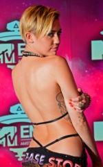 Miley Cyrus responsabiliza a sus fans de sus escándalos…