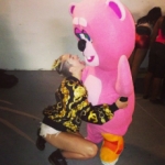 Miley Cyrus se entretiene lamiendo un oso de peluche gigante…