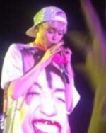 Miley Cyrus se metió en la boca la tanga de una fan durante un concierto