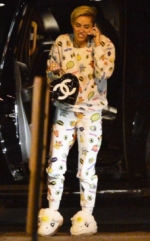Miley Cyrus se pasea en pijama
