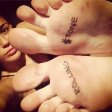 Miley Cyrus se tatúa la planta de los pies