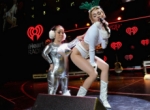 Miley Cyrus sigue alterando la estética navideña… ¡Más desnudez!