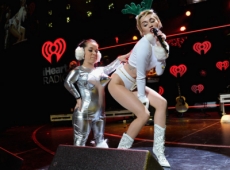 Miley Cyrus sigue alterando la estética navideña… ¡Más desnudez!
