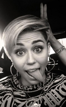 Miley Cyrus subasta su cámara de fotos en eBay