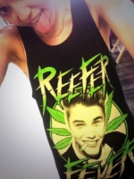 Miley Cyrus usa una camiseta con la imagen de Justin Bieber y la frase