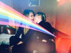 ¡Miley Cyrus y Cara Delevingne se besan!