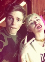 Miley Cyrus y el campeón olímpico Gus Kenworthy sonríen a la cámara en una divertida foto