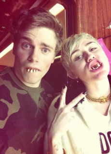 Miley Cyrus y el campeón olímpico Gus Kenworthy sonríen a la cámara en una divertida foto