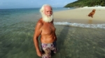 Millonario lo pierde todo y se muda a vivir en una isla desierta.