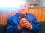 Mira la adorable reacción de este señor al enterarse que será abuelo