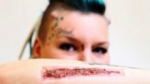 Mujer despechada se arranca tatuaje y se lo manda a su novio.