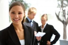 Mujeres con menos posiciones jerárquicas pero mejores sueldos, según estudio