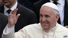 Mujeres piden al Papa que cambie ley de celibato para clérigos.
