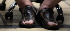 Mujica acude en sandalias y pantalones pesqueros a la investidura de un ministro