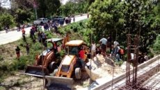 Multitud carga con 300 sacos de arroz que transportaba una patana que se volcó en Paraíso