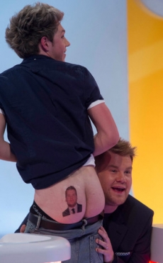 Niall Horan se tatúa una cara en el trasero…