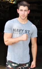 Nick jonas hizo un striptease en un club nocturno gay de Nueva York