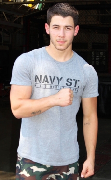Nick jonas hizo un striptease en un club nocturno gay de Nueva York