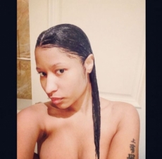 Nicki Minaj se muestra desnuda en el baño